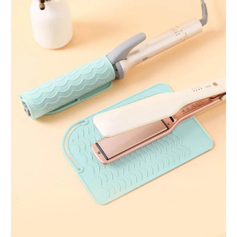 Heat Resistant Non-Slip Silicone Curling Iron Mat, Anti-Scald Durable Easy to Clean Portable Pad for Home Salon Travel Vanity Countertop Women Hair Stylists Flat Iron Hair Straightener Hot Styling Tool Accessory